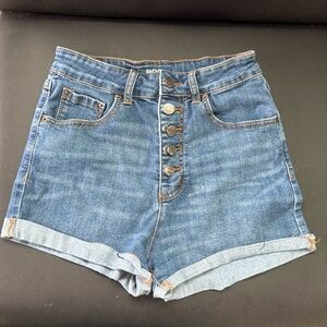 Stretchy highwaist shorts.